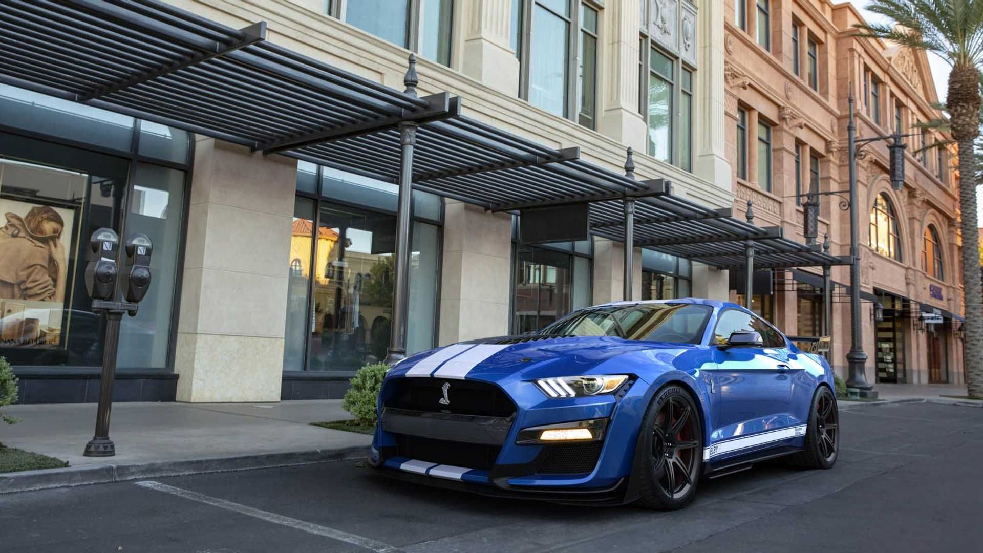 نمای جلو خودرو فورد موستانگ شلبی / Ford Mustang آبی رنگ در خیابان و کنار ساختمان